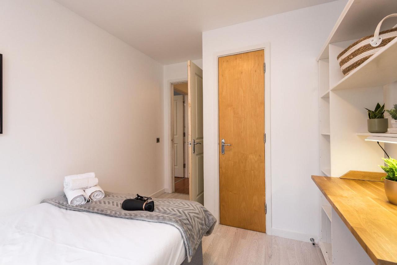 Modern Spacious 3 Bedroom City Centre Apartment - Free Parking - Private Balcony EDI Buitenkant foto