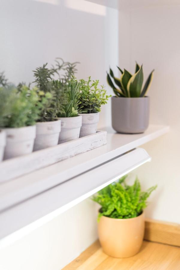 Modern Spacious 3 Bedroom City Centre Apartment - Free Parking - Private Balcony EDI Buitenkant foto