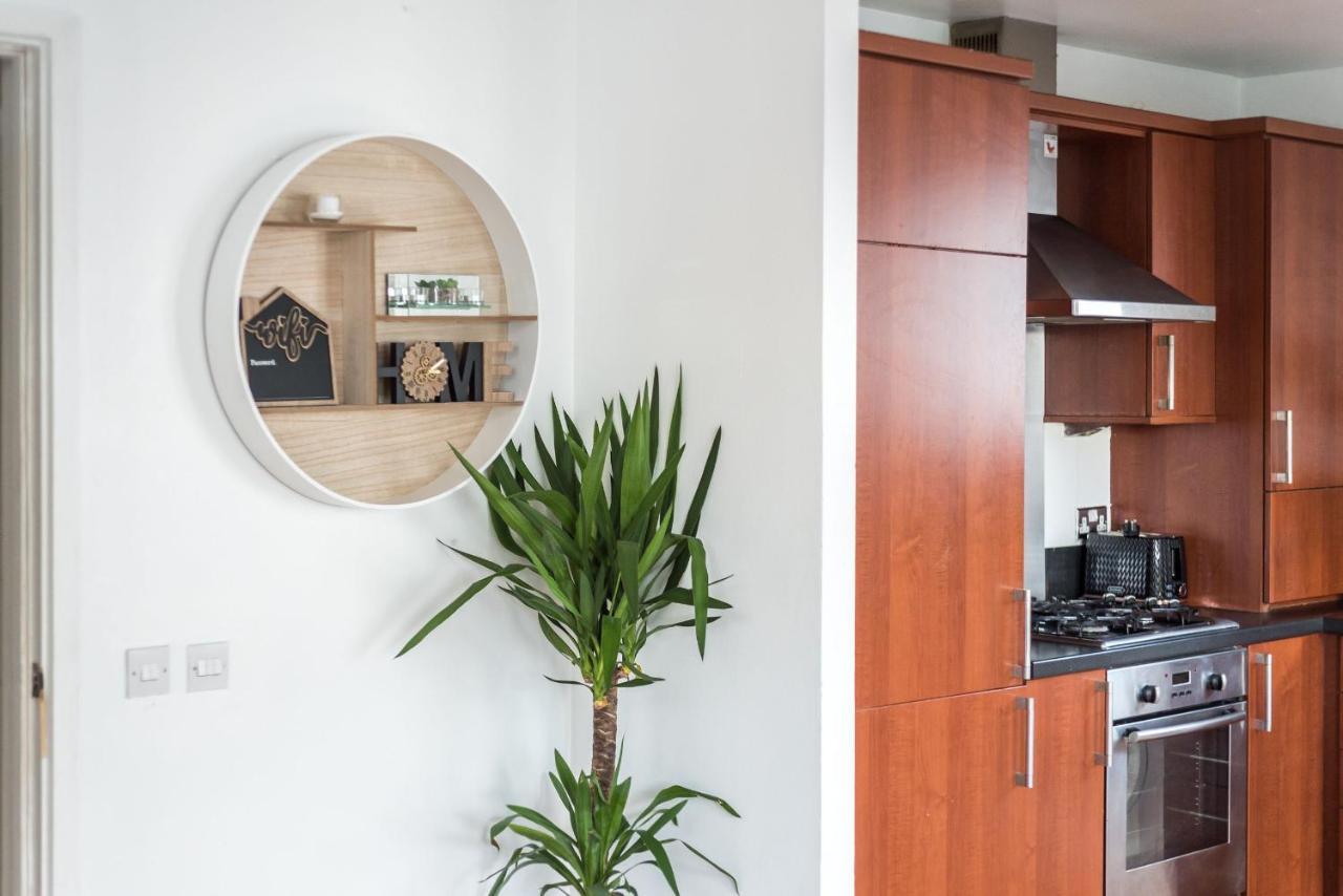 Modern Spacious 3 Bedroom City Centre Apartment - Free Parking - Private Balcony EDI Buitenkant foto
